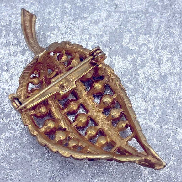 Vintage Textured Gold Leaf Brooch/ Pin With Rows of Pink Rhinestones - Picture 4 of 5